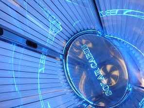 Moderné solárium s profesionálnymi trubicami - interiér soláriového zariadenia Solinar